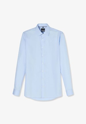 Hellblaues langärmeliges Herrenhemd mit Knopfleiste vorne und klassischem Kragen, flach auf einem weißen Hintergrund dargestellt.