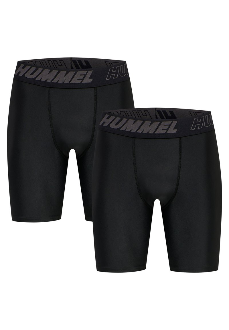 Zwarte sportshorts met een aansluitend ontwerp, gemaakt van glad materiaal. Heeft een brede elastische tailleband met het "HUMMEL" logo in donkergrijs.