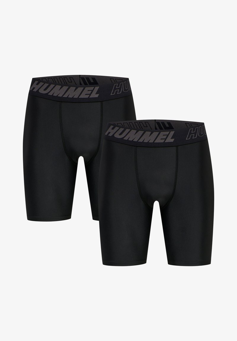 Zwarte sportshorts met een aansluitend ontwerp, gemaakt van glad materiaal. Heeft een brede elastische tailleband met het "HUMMEL" logo in donkergrijs.