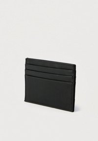 Juodos odos kortelių laikiklis su tekstūruotu paviršiumi, turintis keturias kortelių kišenes ir elegantišką, minimalistinį dizainą be papildomų metalinių detalių ar akcentų.