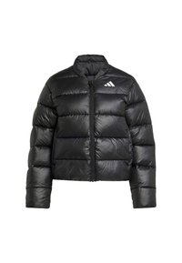 Čierna prešívaná bunda s vysokým golierom a predným zipsom, ktorá na ľavej strane hrudníka obsahuje biely logo Adidas.