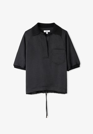 Czarna koszulka polo z krótkim rękawem i kołnierzykiem, strukturalna tkanina, kieszeń na piersi oraz ściągacz na dole z regulowanym sznurkiem.