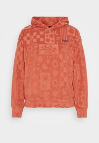 Sudadera de forro polar con capucha y mangas largas, que presenta patrones en relieve de olas, flores y formas geométricas. Logotipo en el pecho.