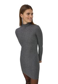 Abito grigio a maniche lunghe con un collo alto, vestibilità aderente e orlo leggermente asimmetrico, caratterizzato da una texture metallica luccicante.