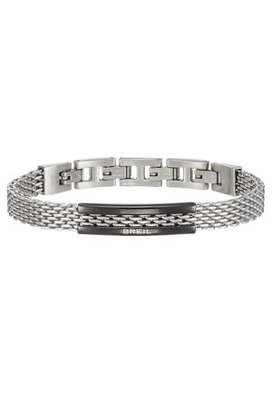 Bracciale in metallo con maglie intrecciate in argento, caratterizzato da una sezione tessuta testurizzata. Accenni neri lisci mettono in risalto il nome del marchio.