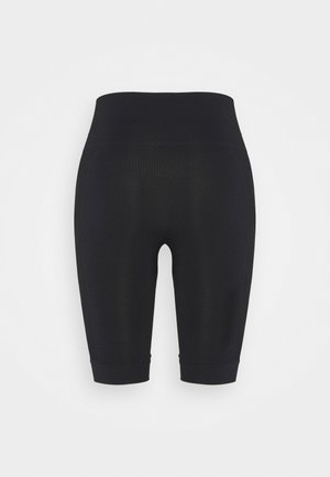 Sorte tætsiddende shorts lavet af strækbart stof, med en bred taljebånd og afsluttede ben, glat tekstur uden synlige mønstre eller accenter.