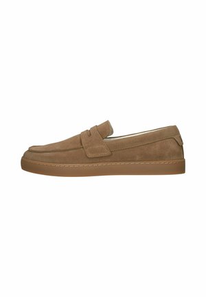 Bruine suède instap loafer met moc toe stiksels, platte rubberen zool en decoratieve riem over het bovenwerk.