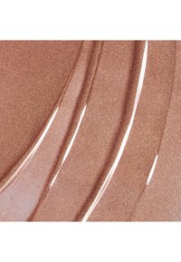 Échantillons de maquillage liquide couleur or rose, lisses et brillants, avec une finition scintillante et légèrement métallique en coups superposés.