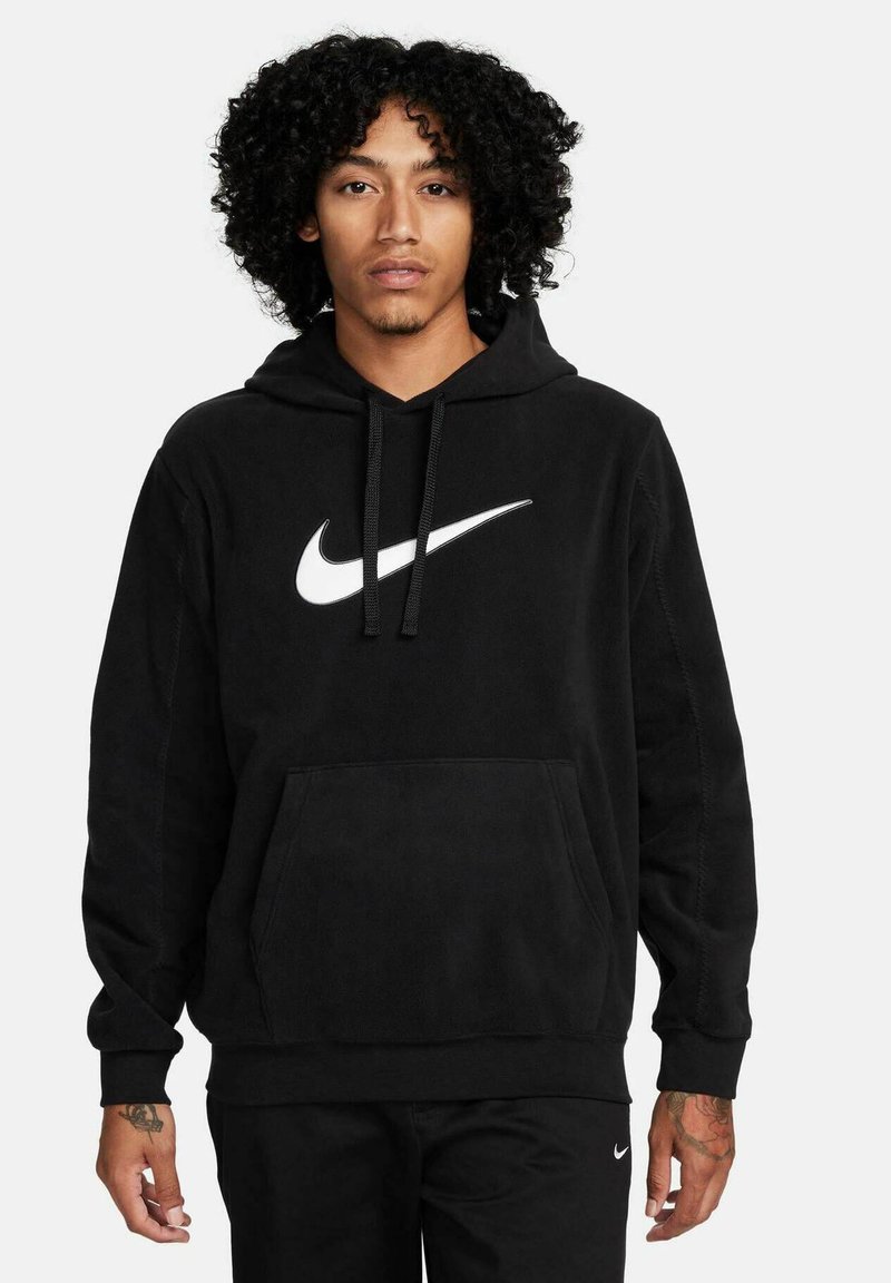 Schwarzer Kapuzenpullover aus Fleece mit einem großen weißen Nike-Logo auf der Vorderseite, Kordelzugkapuze und einer Kängurutasche.