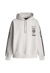 Sudadera gris hecha de tela suave, con un bolsillo delantero, capucha con cordón y franjas laterales negras con logotipos impresos en el pecho y la manga.