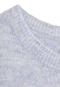 Lyseblå strikket sweater med ribbet halsudskæring og blød tekstur, der viser subtile farvevariationer og et hyggeligt udseende.