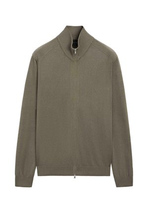 Olivgrüner, gestrickter Reißverschluss-Pullover mit geripptem hohem Kragen, Bündchen und Saum, flach auf weißem Hintergrund ausgebreitet.