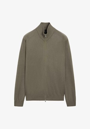 Pull tricoté vert olive à fermeture éclair, avec col haut côtelé, poignets et ourlet, présenté à plat sur un fond blanc.