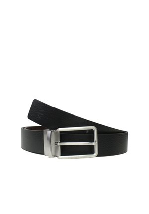 Cintura in pelle nera texturizzata con fibbia rettangolare in metallo argento, arrotolata a un'estremità su uno sfondo bianco.