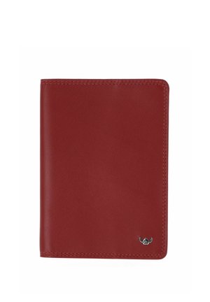 Portefeuille en cuir rouge avec couture visible et petit logo tête de taureau argenté dans le coin inférieur droit sur fond blanc.