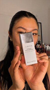 Ampolla de Leche Cerámica Tirtir en una caja plateada y blanca, con texto en la parte frontal y lateral, con capacidad de 30 ml o 1.01 fl oz.