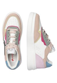 Sneakers con un mix di materiali in suede e pelle bianca, rosa, grigia e gialla; forma arrotondata, design con lacci e lati testurizzati.