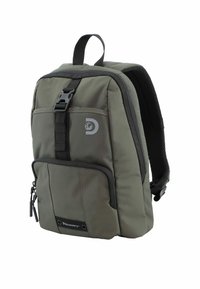 Mochila de nylon verde oliva con un bolsillo frontal con cremallera, detalles en negro, asa ajustable de cinta de nylon y un logo en el panel frontal.