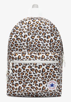 Ryggsekk med leopardmønster, frontlomme med glidelås og sirkulært Converse All Star-logo merke nederst til høyre.