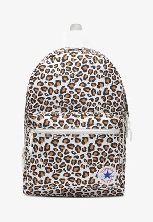 Batoh s leopardím vzorem, přední kapsou na zip a kulatou nášivkou s logem Converse All Star v pravém dolním rohu.