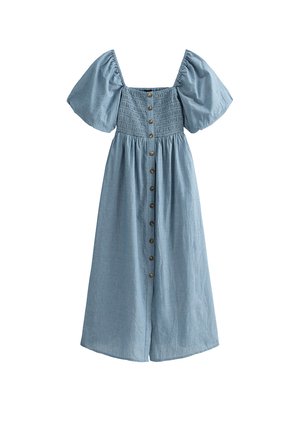 Vestido midi azul claro con mangas cortas abullonadas, corpiño con escote cuadrado fruncido y cierre frontal de botones.