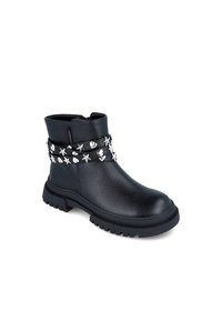 Botas negras hasta el tobillo hechas de cuero texturizado, con tachuelas en forma de estrella y corazón en una banda decorativa, y una suela de goma resistente.