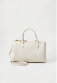 Λευκή δερμάτινη τσάντα με υφή, με ανάγλυφο λογότυπο "VALENTINO", διπλές χειρολαβές στην κορυφή, αποσπώμενο λουράκι και χρυσές μεταλλικές λεπτομέρειες.