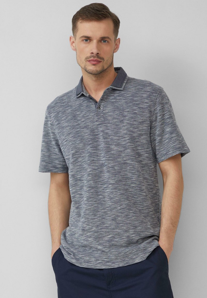 Koszulka polo z krótkim rękawem w niebiesko-szarym melanżowym wzorze, z kontrastowym kołnierzykiem i detalami guzika, wykonana z lekkiego materiału.