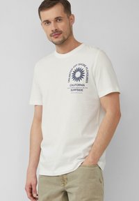 Witte katoenen T-shirt met een blauwe grafische print van een zonnestraal en de tekst "UNLIMITED OFF SHORE PLEASURES CALIFORNIA SURFSIDE." Korte mouwen.