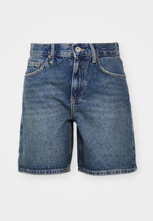 Denim shorts in een middelblauwe wassing, met een hoge taille, vijf zakken en een rafelige zoom. Klassiek ontwerp met zichtbare stikseldetails.