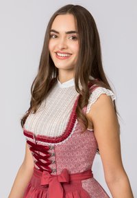 Rotes und weißes traditionelles Kleid mit einer Spitzenverzierung am Ausschnitt, Satinband-Korsettdetail, gemustertem Oberteil und einem gerafften Rock mit einer Schleife.