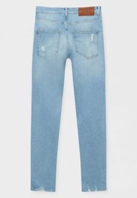 Světle modré džínové džíny s úzkým střihem, zdobené opotřebovanými detaily, dvěma zadními kapsami a hnědým koženým štítkem na pasu.