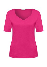 Camiseta rosa brillante de manga corta para mujer, con cuello en V y corte ajustado, etiquetada con "Street One" en el cuello.