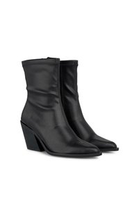 Botas de tobillo de cuero negro con un diseño elegante, puntera afilada y un tacón de bloque en ángulo distintivo. Presenta detalles de costura.