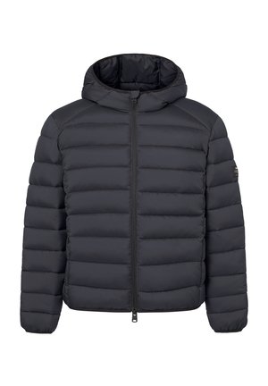 Chaqueta acolchada negra con capucha y acolchado horizontal, cremallera frontal, puños elásticos y un pequeño parche con logo en la manga izquierda.