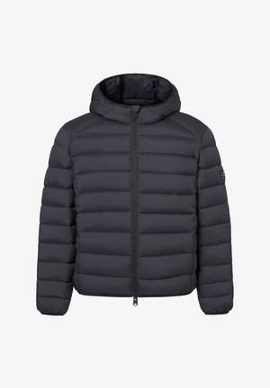 Giacca imbottita nera con cappuccio e trapuntatura orizzontale, zip frontale, polsini elasticizzati e una piccola toppa con logo sulla manica sinistra.