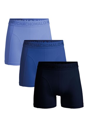Trije moški boksarji v svetlo modri, srednje modri in temno modri barvi z elastiko, na kateri je napis "MUCHACHOMALO".