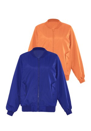 Deux vestes bomber à manches longues, une orange vif et une bleu roi, toutes deux avec des fermetures éclair à l'avant et des poches latérales.