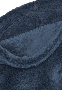 Tessuto in pile blu navy con una texture morbida e pelosa. Presenta un collo arrotondato e un orlo spesso, mostrando un colore e una morbidezza costanti.