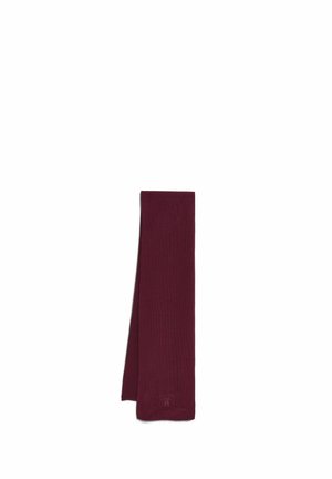 Sciarpa lavorata a coste piegata di colore bordeaux scuro con un piccolo logo ricamato vicino a un'estremità su sfondo bianco.