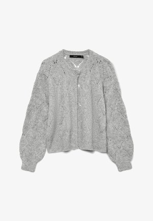 Szary dziergany kardigan z teksturowanym wzorem diamentowym, zaokrąglonym dekoltem i zapięciem na guziki. Posiada lekko bufiaste rękawy.