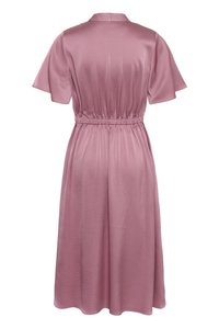 Robe mauve à manches courtes avec taille et col élastiques, longueur midi, vue de dos sur fond blanc.