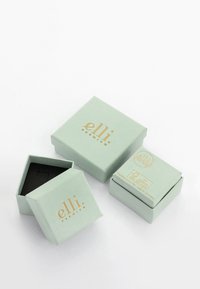 Hellgrüne Geschenkboxen in verschiedenen Größen mit goldener Beschriftung. Hergestellt aus strukturiertem Papier mit einer glatten, matten Oberfläche.