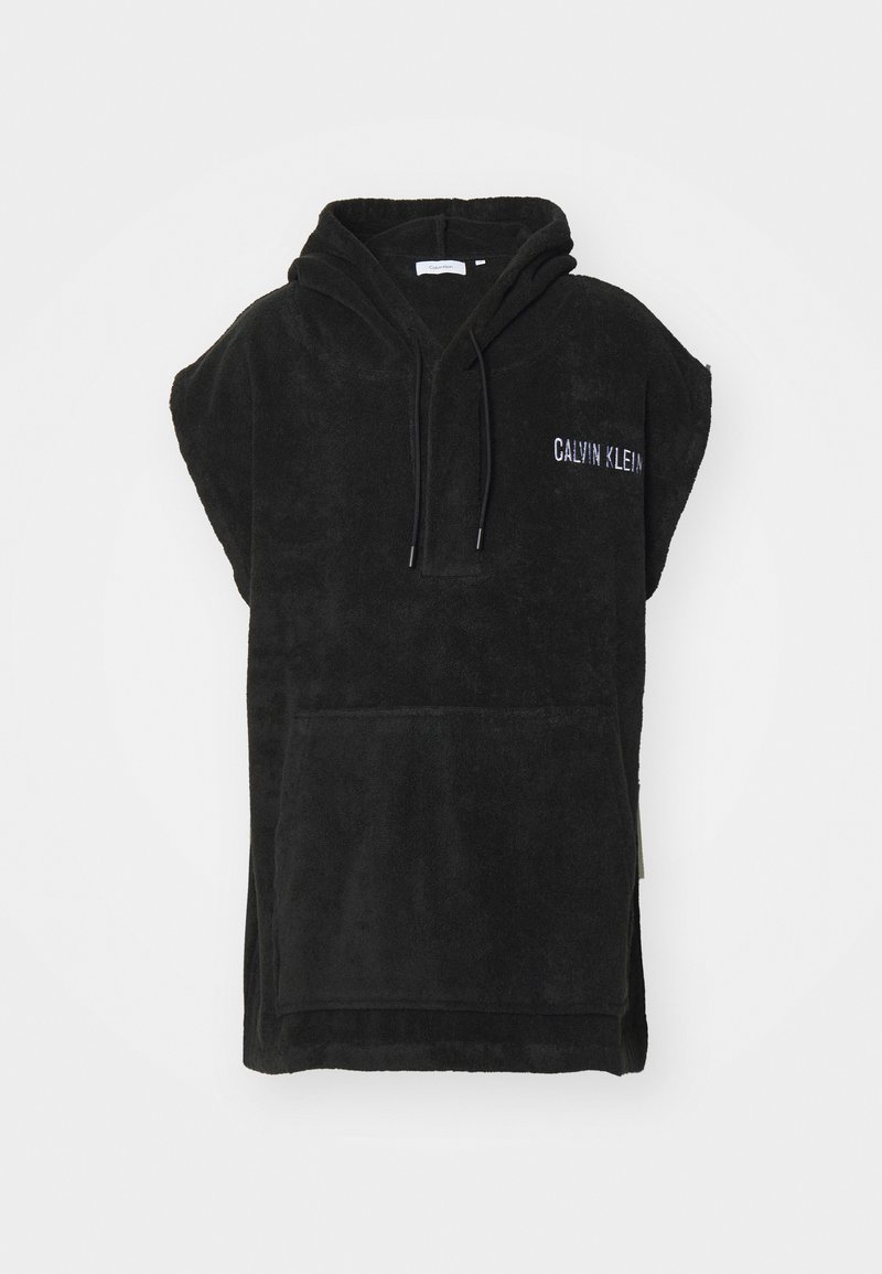 Črna kapuča pončo iz mehkega frotirskega blaga, z sprednjim žepom in vezenjem "CALVIN KLEIN" v beli barvi na prsih.