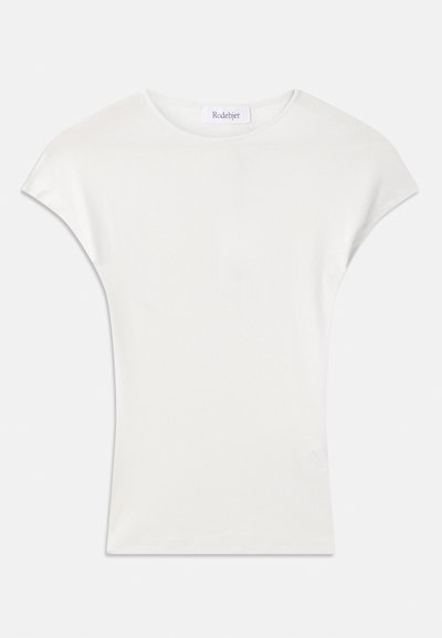 Λευκό κοντομάνικο πουκάμισο φτιαγμένο από μαλακό, ριγέ ύφασμα. Στρογγυλή λαιμόκοψη, χαλαρή εφαρμογή με ελαφρώς καλυμμένα μανίκια. Η ετικέτα της μάρκας είναι ορατή στη λαιμόκοψη.