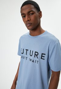 Koton SLOGAN - Camiseta estampada - blue