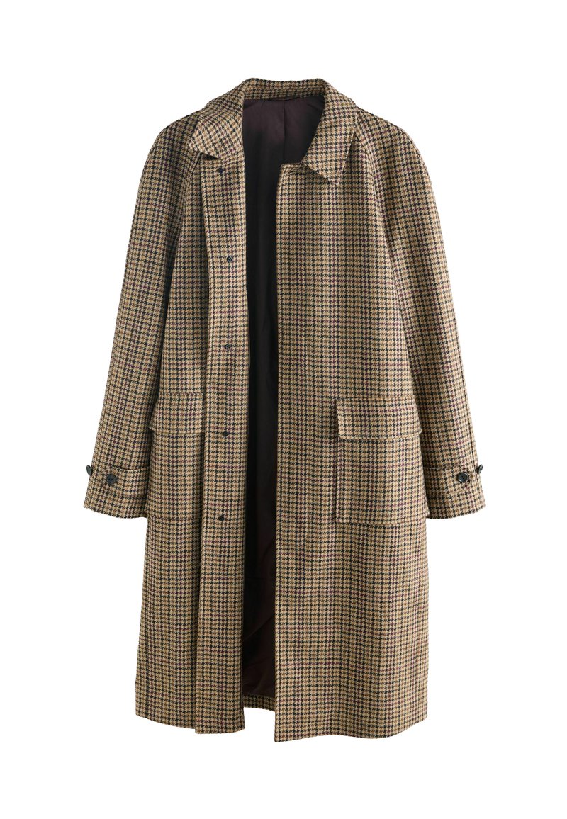 Długi płaszcz w wzór houndstooth w odcieniach beżu, czerni i fioletu, z klapami, przednimi kieszeniami i zapinanymi mankietami, otwarty z przodu z widoczną ciemną podszewką.