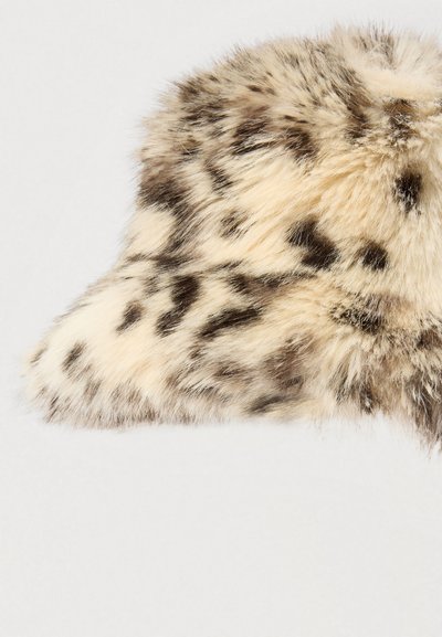 Beige és barna pöttyös műszőrme kalap puha, bolyhos textúrával, fehér háttéren.