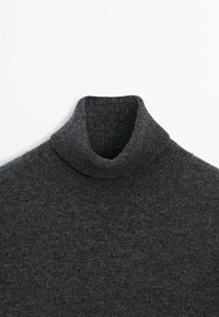Pull à col roulé tricoté gris foncé avec un col côtelé et un tissu doux texturé sur fond blanc.