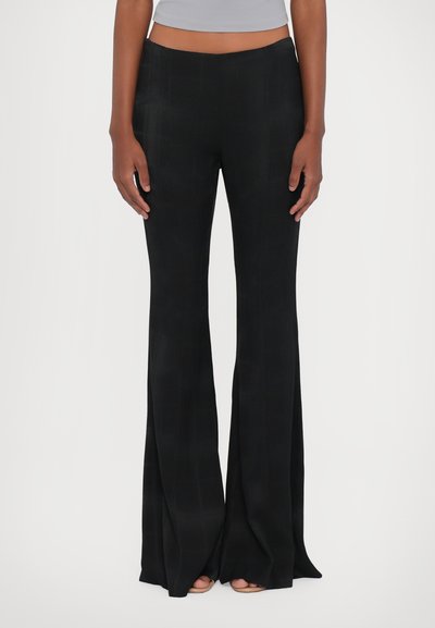 Pantalons évasés noirs en tissu lisse, dotés d'une taille haute et d'un motif à carreaux subtil, avec une large ouverture de jambe.